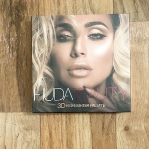 Huda Beauty 3-D Highlighter Palette in Pink Sands
